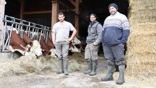 De gauche à droite, Martial Rolland-Muquet, Franck Baraggia et Didier Rolland-Muquet, associés en Gaec, sont les premiers éleveurs partenaires de Fairme. Un contrat a été signé en 2021 pour cinq ans, prévoyant la vente d'un minimum de 100 l par jour, au prix plancher de 600 €/1000l.